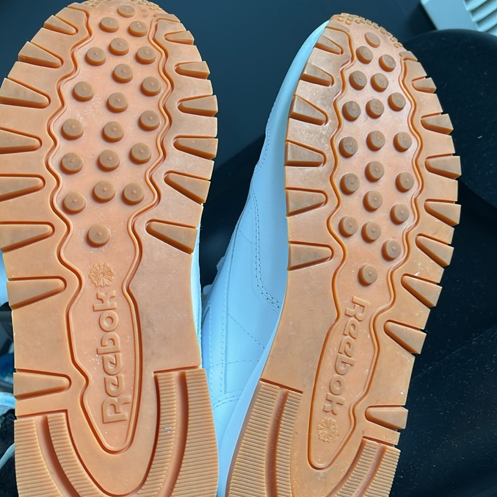 Classic Reebok - Picture 2 of 3